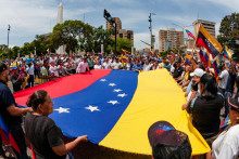 Ľudia nesú venezuelskú národnú vlajku na protest proti výsledkom volieb. FOTO: REUTERS