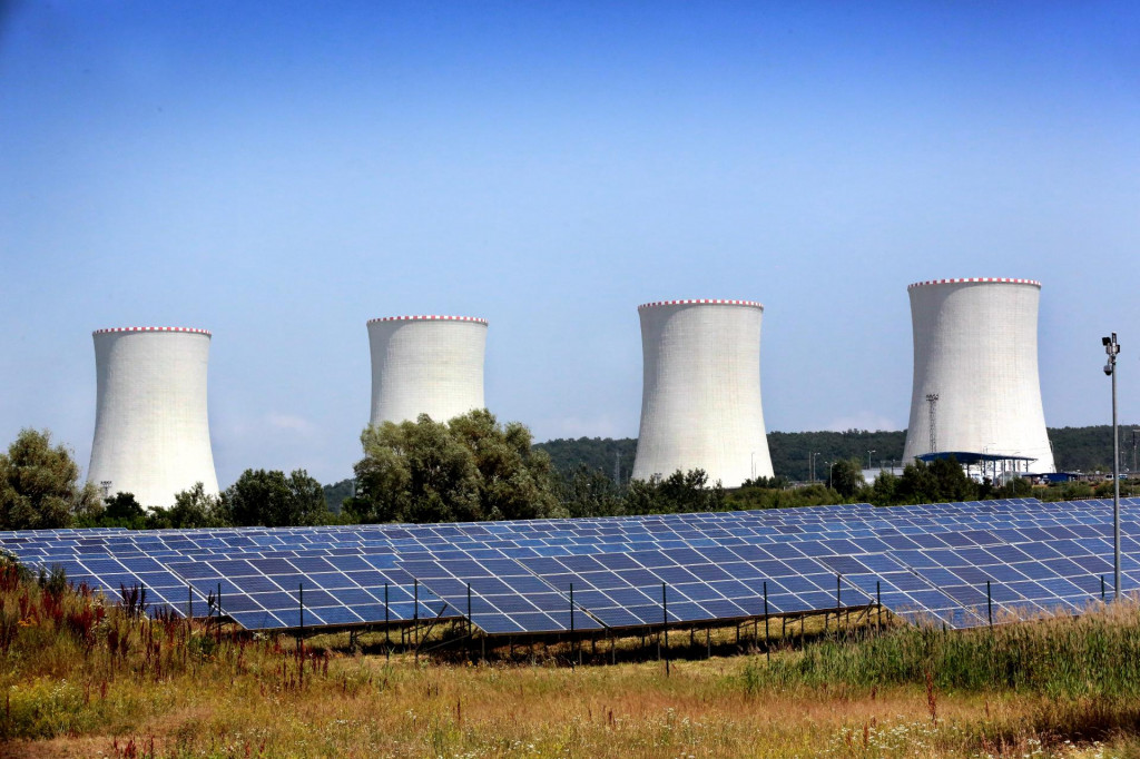 Jadrová elektráreň Mochovce a pred ňou je na snímke fotovoltický park.

FOTO: ARCHÍV HN