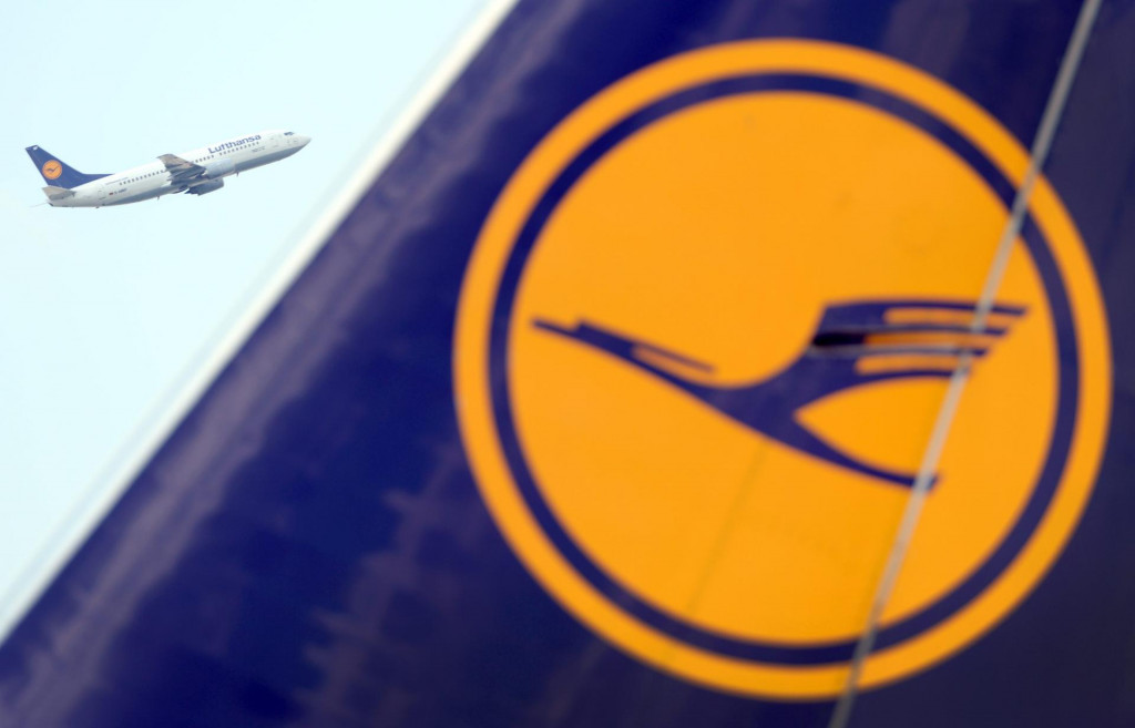 Logo nemeckej leteckej spoločnosti Lufthansa na ich lietadle. FOTO: TASR/DPA