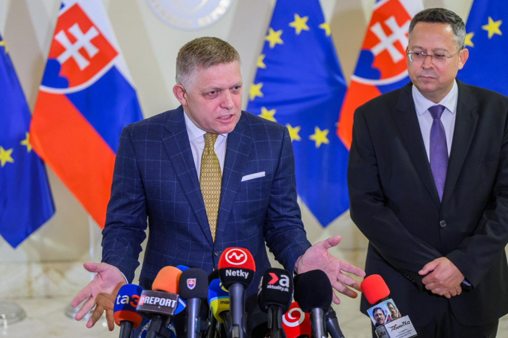 Premi&eacute;r Robert Fico a minister financi&iacute; Ladislav Kamenick&yacute; (obaja Smer-SD) sa &uacute;častnia na tlačovej konferencii po rokovan&iacute; s predsedami opozičn&yacute;ch str&aacute;n a predstaviteľmi Ministerstva financi&iacute; SR o konsolid&aacute;cii na &Uacute;rade vl&aacute;dy SR v Bratislave FOTO: TASR