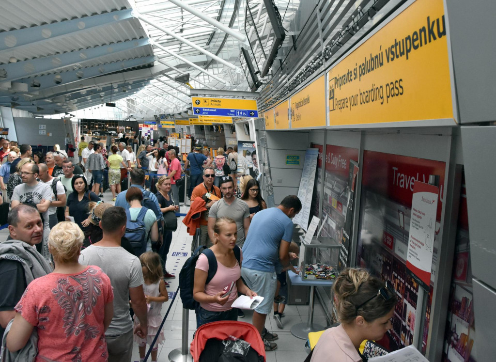 Cestujúci na letisku. FOTO: TASR/Roman Hanc