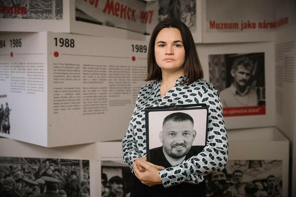 Líderka bieloruskej opozície Sviatlana Cichanovská. Rozhovor absolvovala s fotografiou svojho väzneného manžela. FOTO: MAFRA/Radek Vebr