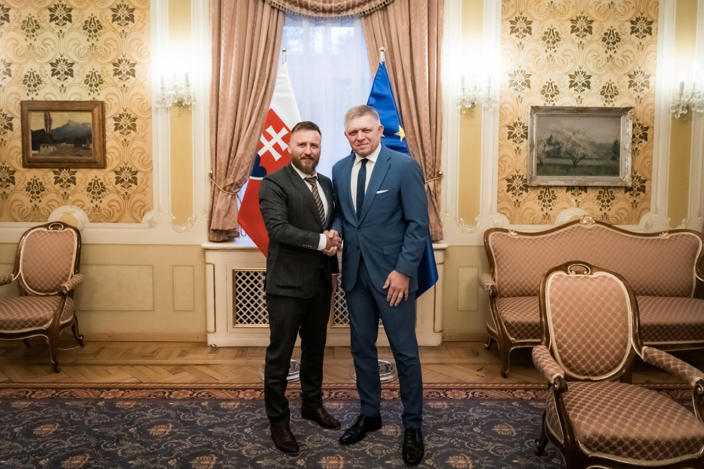 Premiér Robert Fico (vpravo) a splnomocnenec vlády Peter Kotlár.