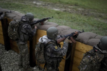 Výcvik ukrajinských vojakov. FOTO: TASR/AP