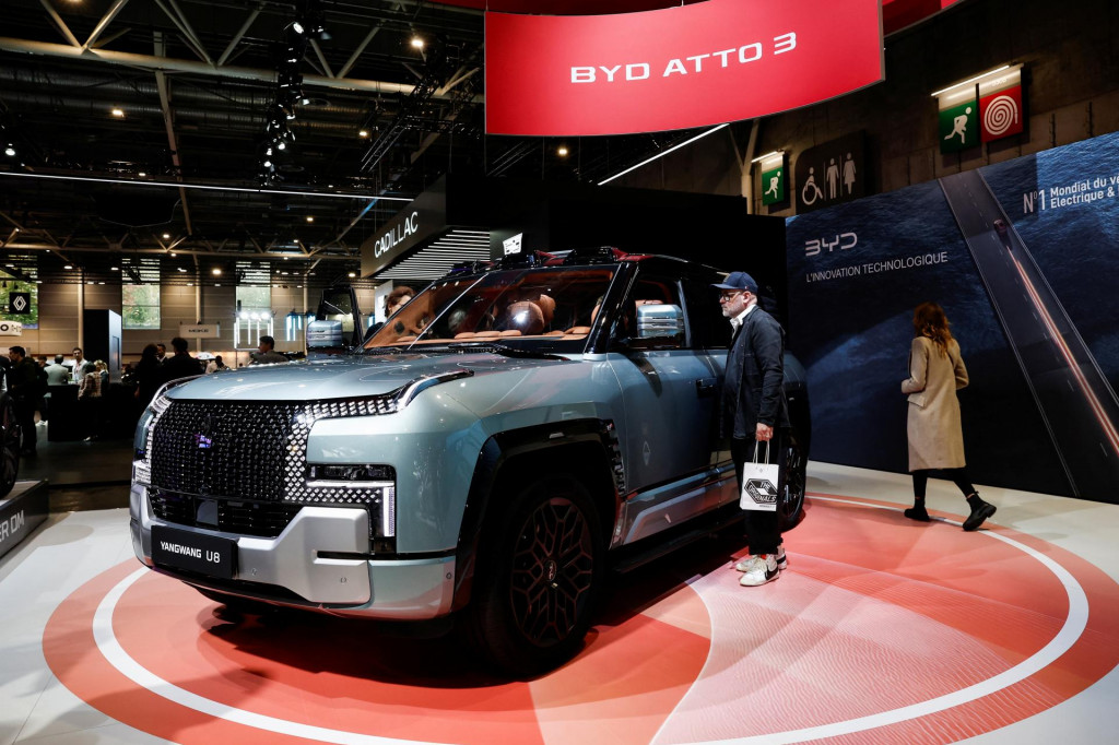 Model čínskej automobilky BYD na parížskom autosalóne. FOTO: Reuters

