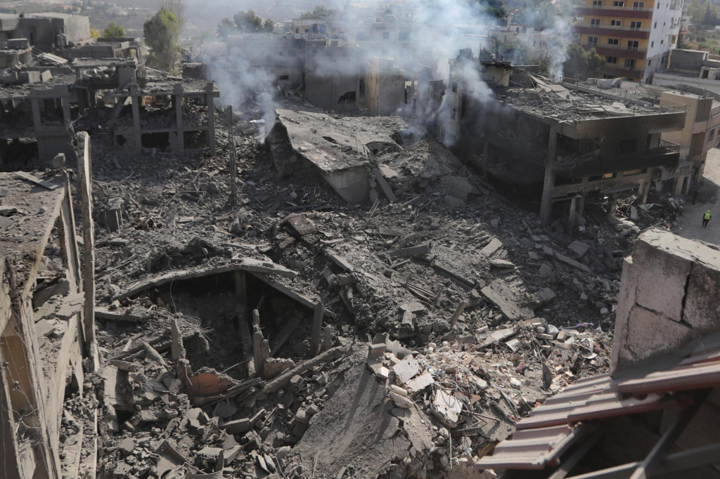 Dym stúpa zo zničených obytných budov po izraelskom leteckom útoku v dedine Kaná, na juhu Libanonu. FOTO: TASR/AP