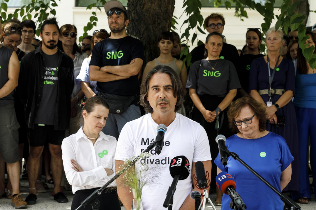 Na sn&iacute;mke v popred&iacute; zľava odvolan&aacute; gener&aacute;lna riaditeľka Slovenskej n&aacute;rodnej gal&eacute;rie (SNG) Alexandra Kus&aacute; a odvolan&yacute; gener&aacute;lny riaditeľ Slovensk&eacute;ho n&aacute;rodn&eacute;ho divadla (SND) Matej Drlička na n&aacute;dvor&iacute; SNG v Bratislave. FOTO: TASR/Dano Veselsk&yacute;