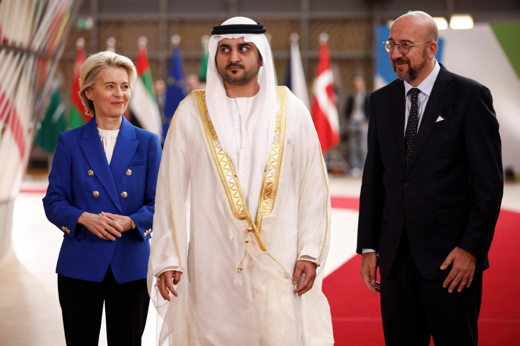 Predseda Európskej rady Charles Michel, predsedníčka Európskej komisie Ursula von der Leyen a podpredseda vlády Spojených arabských emirátov Sheikh Maktoum bin Mohammed bin Rashid Al Maktoum pózujú počas oficiálneho uvítacieho ceremoniálu v deň spoločného summitu Európskej únie a Rady pre spoluprácu v Perzskom zálive. FOTO: Reuters