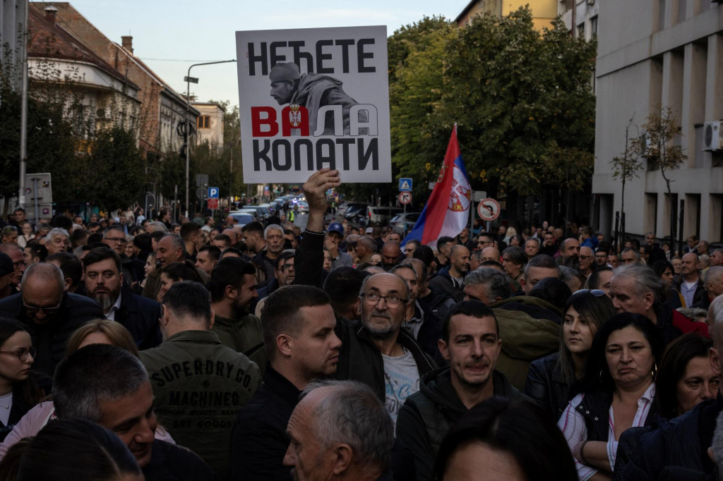 Demonštrant drží transparent s nápisom „Nebudete kopať“ počas demonštrácie na protest proti projektu lítiovej bane Rio Tinto v srbskej Loznici. FOTO: Reuters