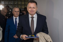 Na snímke sprava obžalovaný guvernér Národnej banky Slovenska (NBS) a exminister financií Peter K. (vľavo) a advokát Ondrej Mularčík prichádzajú na hlavné pojednávanie na Špecializovaný trestný súd (ŠTS) v Pezinku v piatok 11. októbra 2024. Expolitika Smeru Petra K. obžaloval prokurátor za to, že v roku 2017 podplatil riaditeľa finančnej správy Františka Imreczeho, aby zariadil urýchlenie niektorých konaní vo firmách Kažimírovho známeho. Kým bývalý prezident daniarov Imrecze tvrdí, že za to dostal úplatok necelých 50-tisíc eur, exminister Kažimír korupčné správanie od začiatku popiera. FOTO TASR - Jakub Kotian FOTO: Jakub Kotian