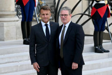 Francúzsky prezident Emmanuel Macron a britský premiér Keir Starmer. FOTO: Reuters