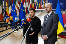 Ukrajinský prezident Volodymyr Zelenskyj (vľavo) a predseda Európskej rady Charles Michel sa rozprávajú s novinármi počas ich príchodu na summit EÚ v Bruseli. FOTO: TASR/AP