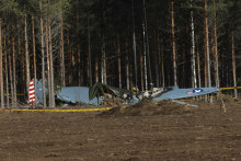 Vrak lietadla z čias 2. svetovej vojny, ktoré krátko po štarte sa zrútilo a začalo horieť 16. októbra 2024 neďaleko letiska Rayskala na juhu Fínska. Dvaja nemeckí piloti zahynuli pri páde lietadla vyrobeného ešte v časoch druhej svetovej vojny, ktoré havarovalo na juhu Fínska a následne začalo horieť. FOTO: TASR/AP