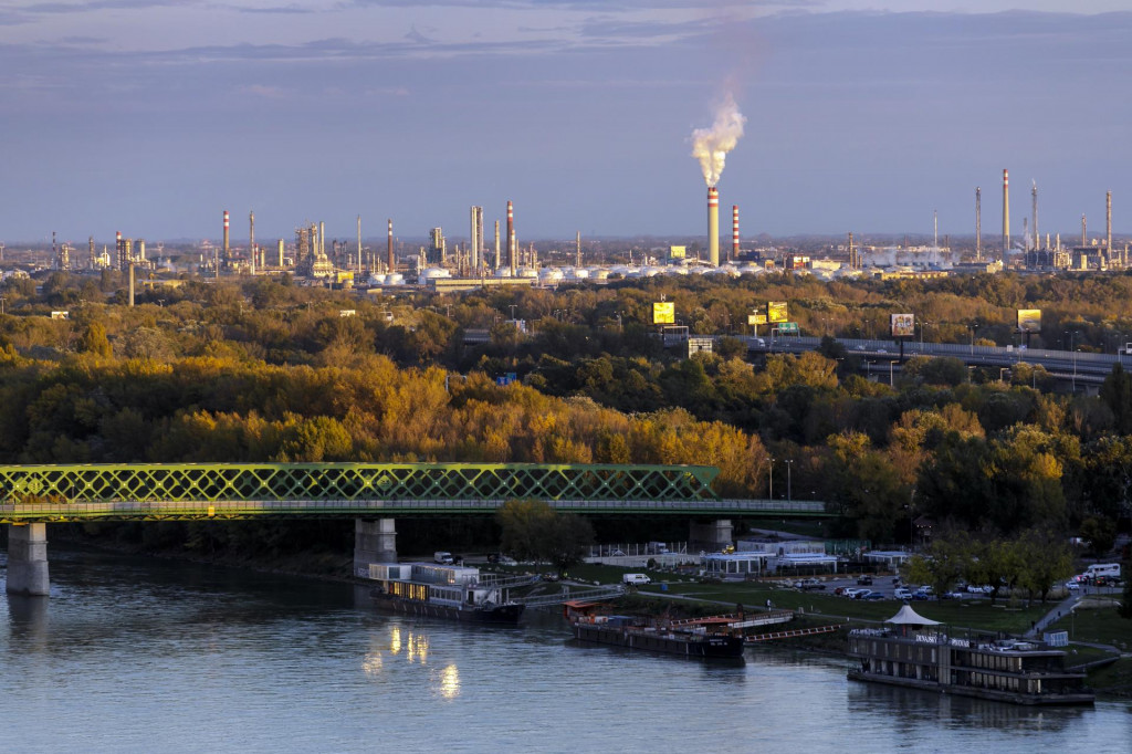 Pohľad z Bratislavského hradu na rafinériu Slovnaft. FOTO: TASR/Dano Veselský