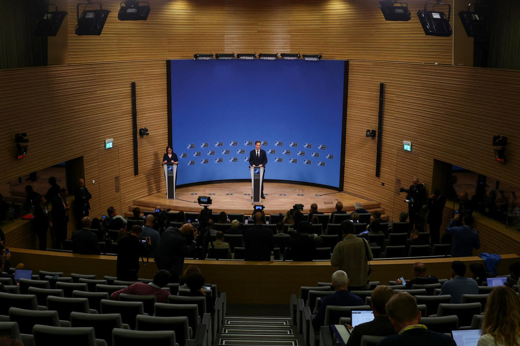 Generálny tajomník NATO Mark Rutte organizuje tlačovú konferenciu pred stretnutím ministrov obrany členských krajín NATO v Bruseli v Belgicku. FOTO: Reuters