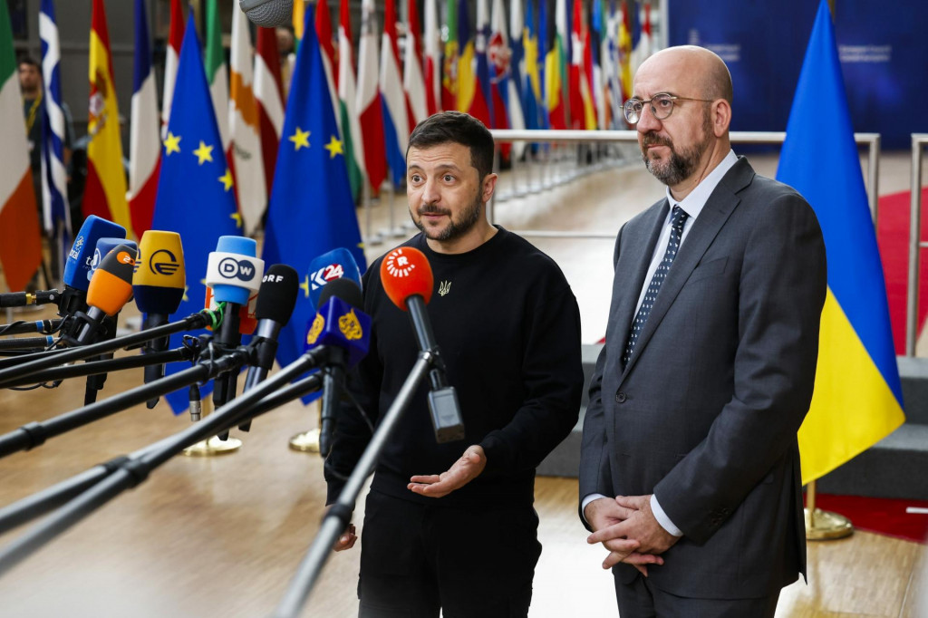 Ukrajinský prezident Volodymyr Zelenskyj (vľavo) a predseda Európskej rady Charles Michel sa rozprávajú s novinármi počas ich príchodu na summit EÚ v Bruseli. FOTO: TASR/AP