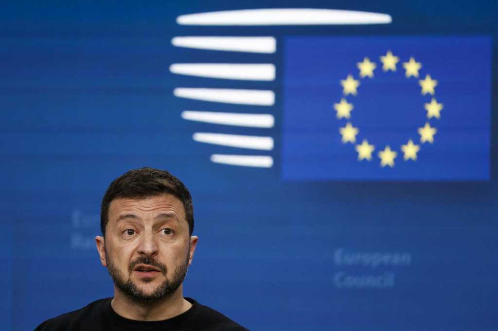 Ukrajinský prezident Volodymyr Zelenskyj hovorí s novinármi počas tlačovej konferencie na summite EÚ v Bruseli. FOTO: TASR/AP