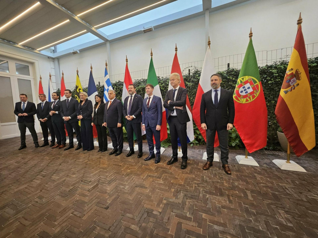 Zástupcovia frakcie Patrioti pre Európu v Bruseli. FOTO: X/Santiago Abascal