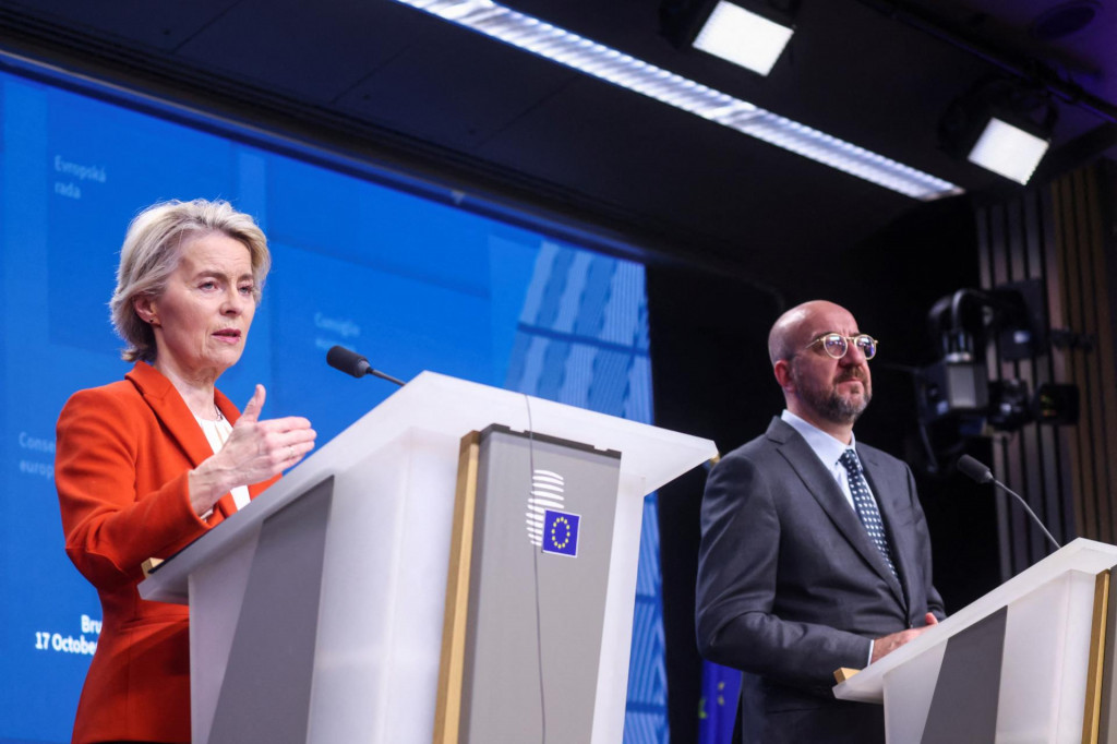 Predsedníčka Európskej komisie Ursula von der Leyen a predseda Európskej rady Charles Michel. FOTO: Reuters