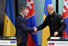 Na snímke zľava predseda vlády SR Robert Fico a predseda vlády Ukrajiny Denys Šmyhaľ. FOTO: TASR/R. Hanc