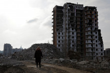 Ruiny bytového domu v dôsledku ťažkých škôd spôsobených počas rusko-ukrajinského konfliktu v Mariupole. FOTO: Reuters