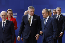 Premiér Robert Fico (uprostred) sa rozpráva s poľským premiérom Donaldom Tuskom (vpravo) počas spoločného fotenia pred samitom EÚ v Bruseli. FOTO: TASR/AP