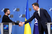 Ukrajinský prezident Volodymyr Zelenskyj a generálny tajomník NATO Mark Rutte si podávajú ruky na tlačovej konferencii v sídle Aliancie v Bruseli. FOTO: Reuters