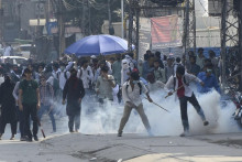 Polícia použila slzotvorný plyn, aby rozohnala študentov protestujúcich proti údajnému znásilneniu na akademickej pôde v pakistanskej provincii Pandžáb. FOTO: TASR/AP