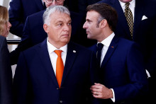 Viktor Orbán a Emmanuel Macron pri príchode na samit Európskej rady. FOTO: Reuters