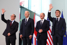 Zľava britský premiér Keir Starmer, americký prezident Joe Biden, nemecký kancelár Olaf Scholz a francúzsky prezident Emmanuel Macron pózujú v Berlíne. FOTO: Reuters