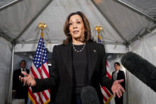 Demokratická prezidentská nominantka a viceprezidentka USA Kamala Harrisová hovorí pre médiá pred predvolebným zhromaždením v Riverside Park v Michigane. FOTO: Reuters