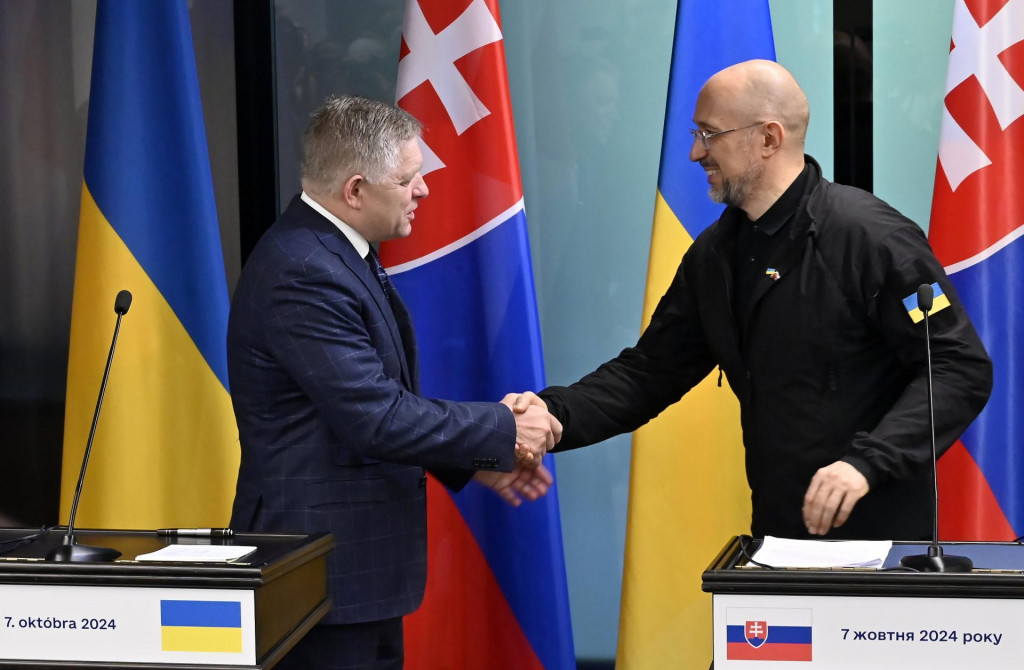 Na snímke zľava predseda vlády SR Robert Fico a predseda vlády Ukrajiny Denys Šmyhaľ. FOTO: TASR/R. Hanc