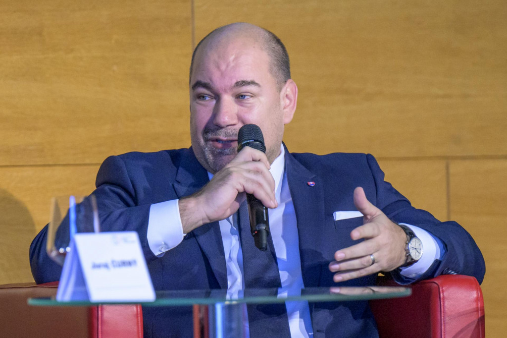 Minister cestovného ruchu a športu Dušan Keketi rozpráva na diskusii počas konferencie Šport a spoločnosť na tému „Kam kráčaš slovenský šport? Vízie, podnety a návrhy pre budúcnosť a ďalší vývoj slovenského športu“ v Poprade. FOTO: TASR/Veronika Mihaliková