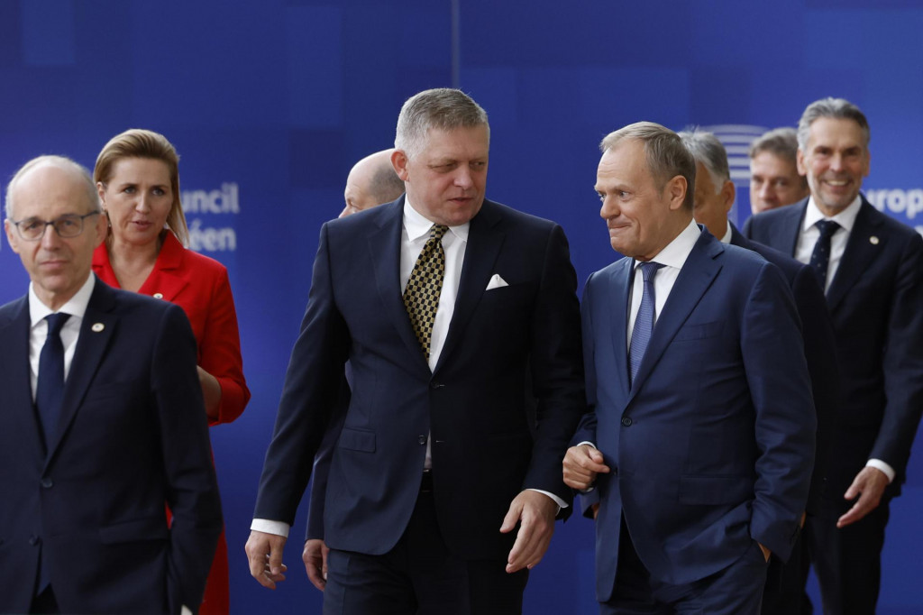 Premiér Robert Fico (uprostred) sa rozpráva s poľským premiérom Donaldom Tuskom (vpravo) počas spoločného fotenia pred samitom EÚ v Bruseli. FOTO: TASR/AP