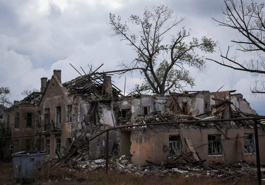 Pohľad na poškodenú obytnú budovu počas rusko-ukrajinského konfliktu v meste Časiv Jar v Doneckej oblasti v prvej línii. FOTO: Reuters