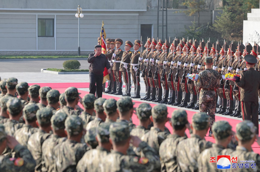 Severokórejský vodca Kim Čong-un si prezerá veliteľstvo 2. zboru severokórejskej armády. FOTO: Reuters/KCNA