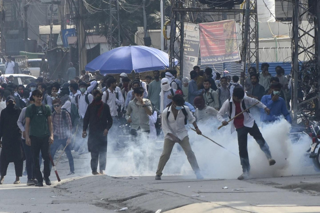 Polícia použila slzotvorný plyn, aby rozohnala študentov protestujúcich proti údajnému znásilneniu na akademickej pôde v pakistanskej provincii Pandžáb. FOTO: TASR/AP