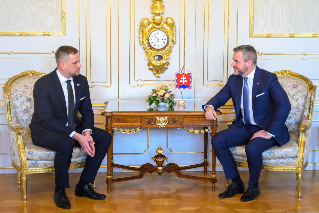 Na snímke zľava minister zdravotníctva SR Kamil Šaško (Hlas-SD) a prezident SR Peter Pellegrini počas ich stretnutia v Prezidentskom paláci v Bratislave 18. októbra 2024.