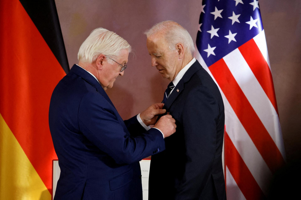 Nemecký prezident Frank-Walter Steinmeier udelil americkému prezidentovi najvyššie nemecké štátne vyznamenanie. FOTO: Reuters