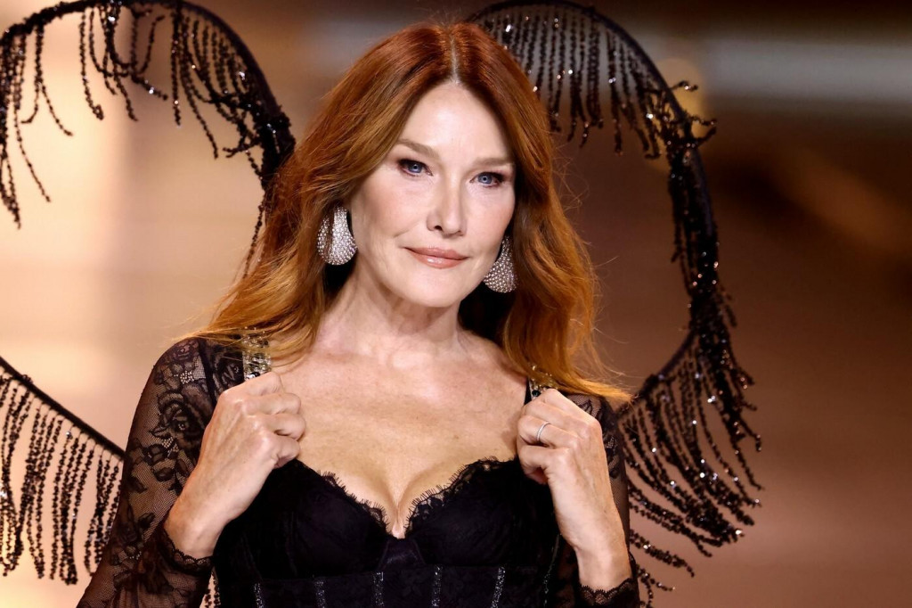 Carla Bruni na prehliadkovom móle.