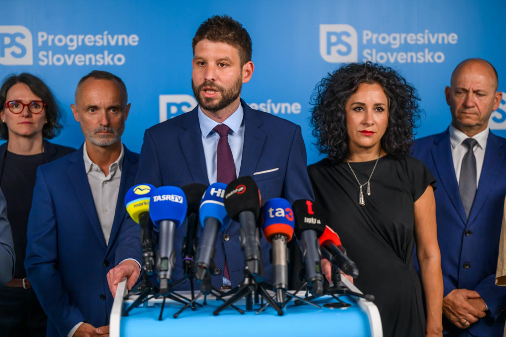 Predseda hnutia a poslanec Národnej rady Michal Šimečka vyhlásil, že takéto prepúšťanie nie je v rámci ministerstiev ojedinelé. FOTO: TASR/Jaroslav Novák