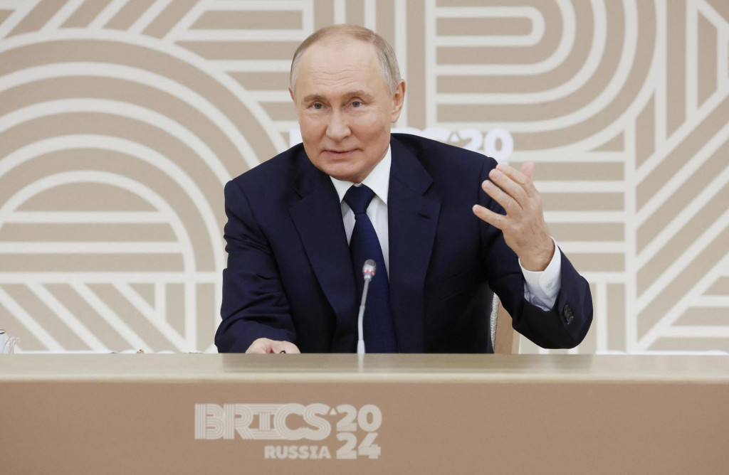 Ruský prezident Vladimir Putin na stretnutí so šéfmi popredných médií z členských krajín BRICS v Moskve. FOTO: Reuters