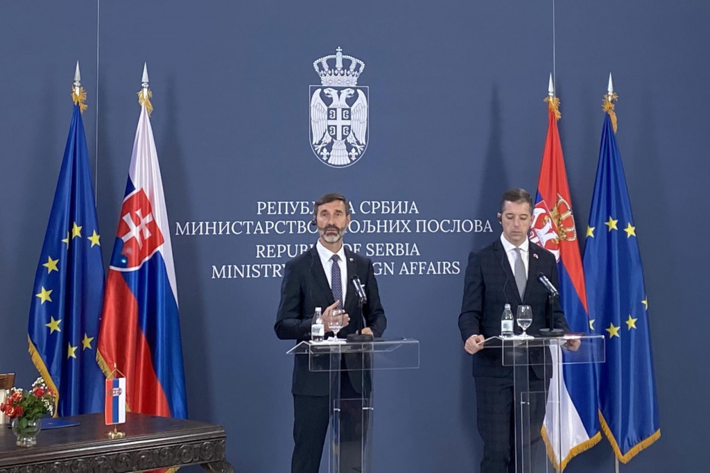 Minister zahraničných vecí a európskych záležitostí Juraj Blanár (vľavo) a srbský minister zahraničných vecí Marko Djurič počas tlačovej konferencie v Belehrade 18. októbra 2024. FOTO: TASR/Daniel Sanitrik