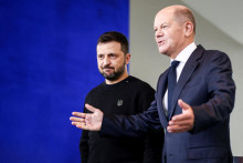 Nemecký kancelár Olaf Scholz a ukrajinský prezident Volodymyr Zelenskyj. FOTO: Reuters