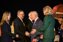 Austrálsky premiér Anthony Albanese privítal kráľa Karola III. a kráľovnú Kamilu na letisku v Sydney. FOTO: Reuters