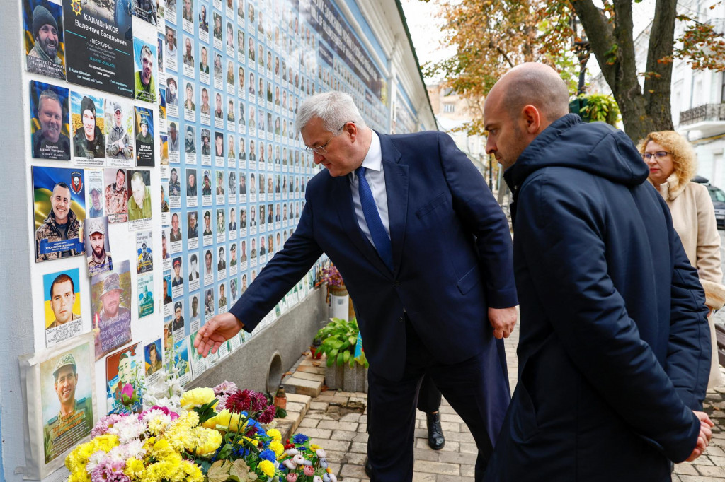 Francúzsky minister zahraničia Jean-Noël Barrot a ukrajinský minister zahraničných vecí Andrij Sybiha navštevujú Múr pamäti padlých obrancov Ukrajiny pred Katedrálou svätého Michala v Kyjeve. FOTO: Reuters