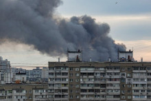 Po dronových útokoch stúpa z budov v Kyjeve dym. FOTO: Reuters