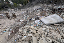 Libanonskí vojaci stoja na troskách zničenej obytnej budovy po izraelskom leteckom útoku. FOTO TASR/AP