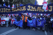 Demonštranti a demonštrantky v gruzínskom hlavnom meste Tbilisi. FOTO: Reuters