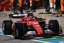 Charles Leclerc v boxovej uličke. FOTO: Reuters